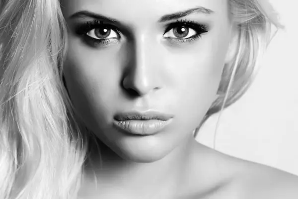 Schwarz-Weiß-Porträt einer blonden Frau mit intensivem Blick