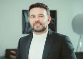 Dr. Mehmet Atila im dunklen Sakko in seinem Praxisraum